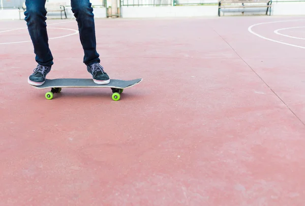 Homem se movendo em seu Skate — Fotografia de Stock