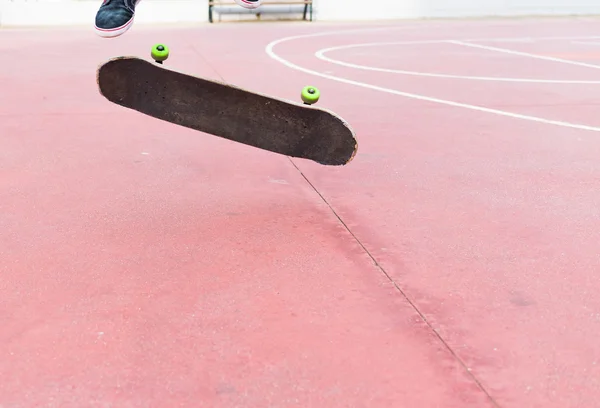 Skate cayendo vestido en un truco de skate —  Fotos de Stock