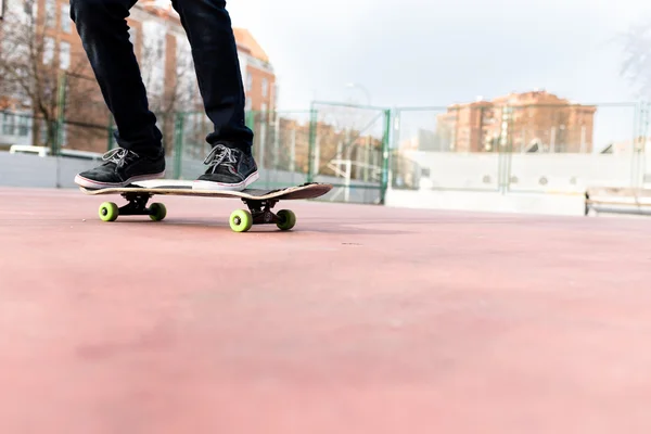 Ο άνθρωπος σχετικά με το Skate ενώ κινείται σε ένα γήπεδο — Φωτογραφία Αρχείου