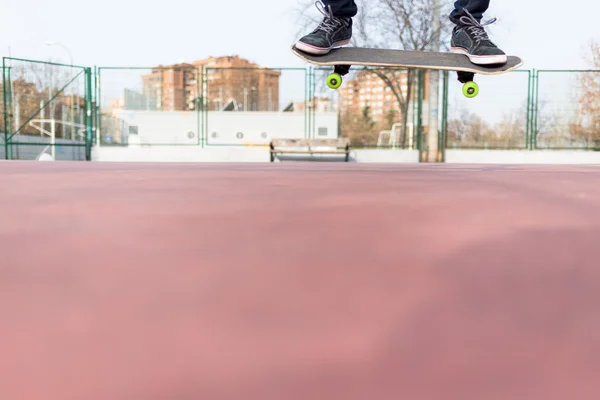 Ve vzduchu s jeho Skate — Stock fotografie