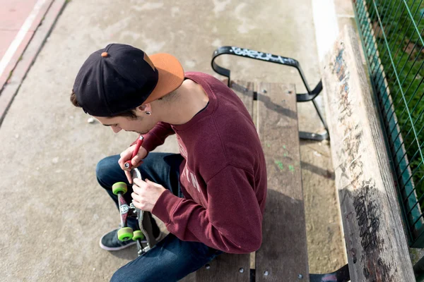 Overhead: Cute Guy vaststelling zijn Skate — Stockfoto