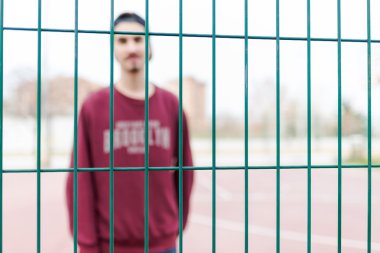 Odak adamın bir çit