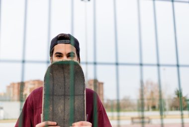 Onun paten arkasındaki şirin adam