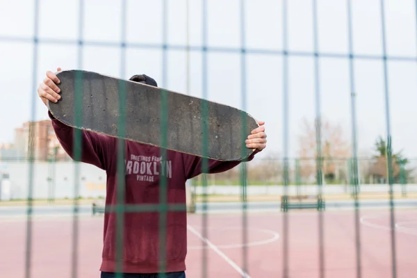 Chico mostrando su usado Skate —  Fotos de Stock