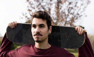 Yakışıklı adam onun paten holding