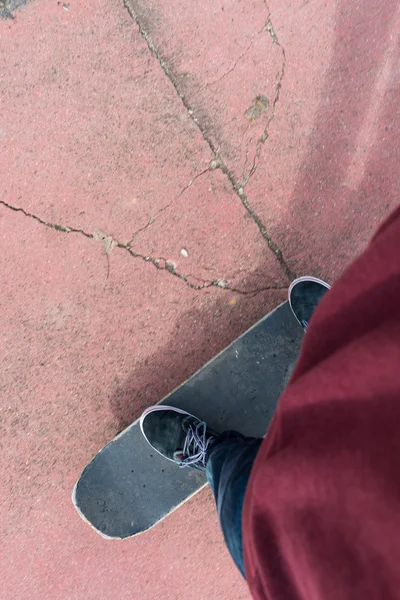 Homme se déplaçant sur son Skate — Photo