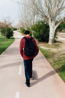 Adam onun paten ile bir yol üzerinde hareket