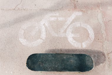 Yasak yolundaki bir parkta paten kaymak