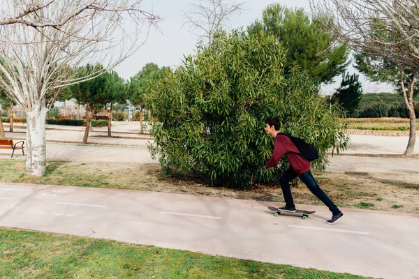 Homem saindo com seu Skate em um Caminho — Fotografia de Stock