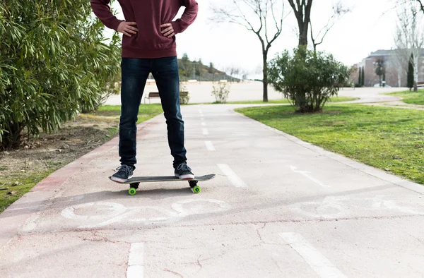 Fique com seu skate em um caminho de bicicleta — Fotografia de Stock