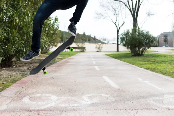 Fazendo Truque ao longo de um caminho de bicicleta — Fotografia de Stock