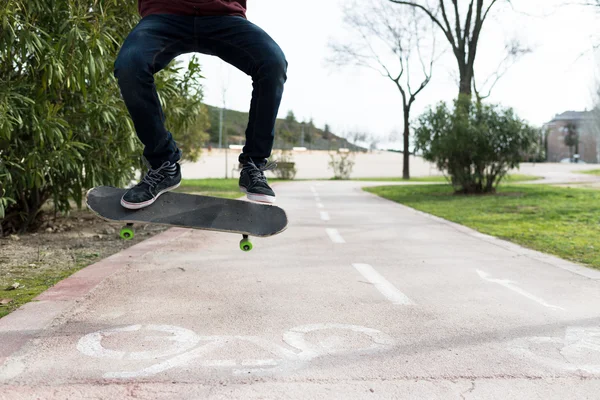 Utraty Balence chwila robienie pewien podstęp z jego Skate — Zdjęcie stockowe