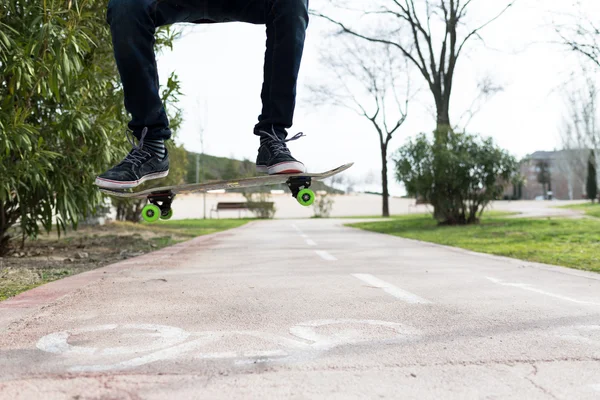 Bir bisiklet yolu üzerinde onun paten ile levitating