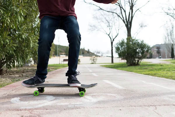 Faller ner medan gör en Skate Trick över en cykelväg — Stockfoto