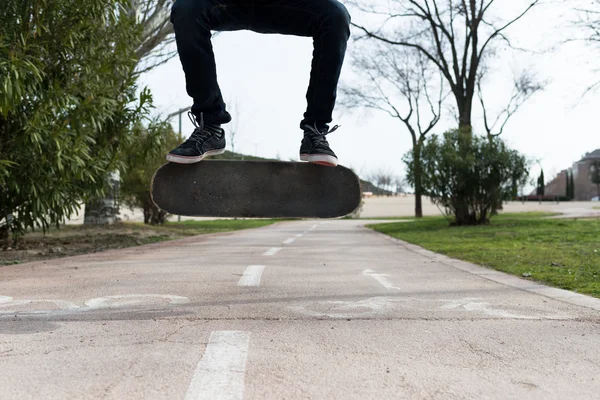 Skate-Trick über Radweg — Stockfoto