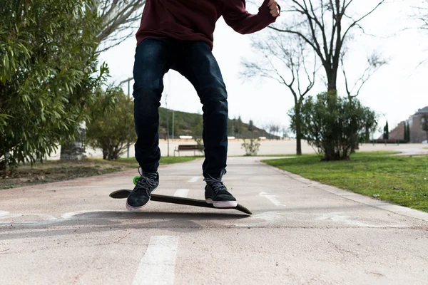 Sobre um caminho de bicicleta wiht seu skate — Fotografia de Stock