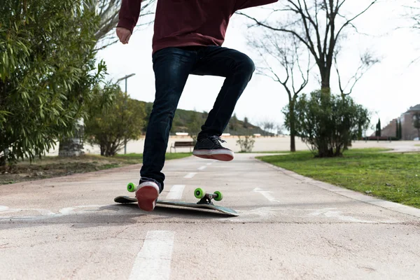 Perder o equilíbrio ao fazer um truque de skate sobre um caminho de bicicleta — Fotografia de Stock