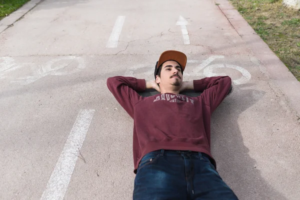 Mężczyzna odpoczynek na ścieżki rowerowej — Zdjęcie stockowe