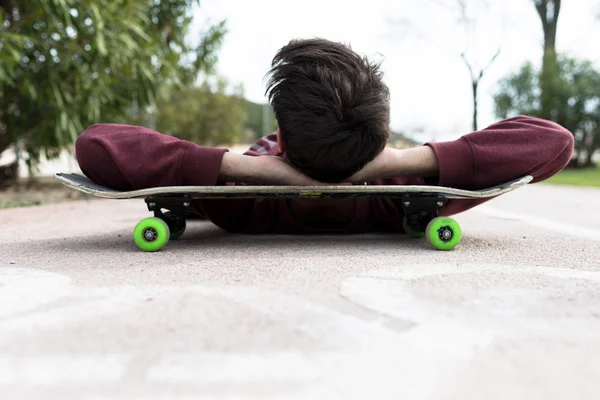 Mit Skate auf Radweg liegend — Stockfoto