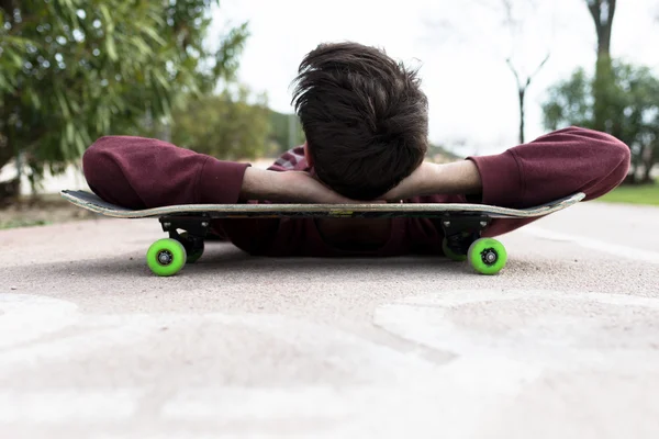 Descansando em um caminho de bicicleta em seu patins — Fotografia de Stock