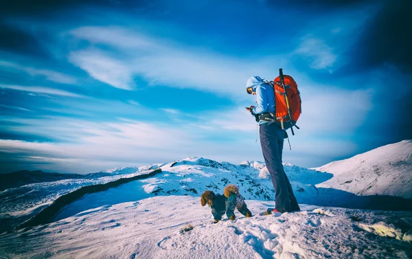 Senderista con su perro — Foto de Stock