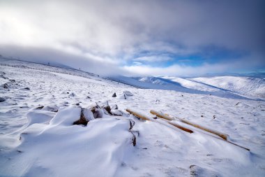 Lochain bir Coire ve Coire bir Sneachda