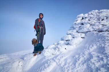 Kadın uzun yürüyüşe çıkan kimse ve köpeği