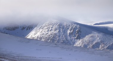 Lochain bir Coire ve Coire bir Sneachda
