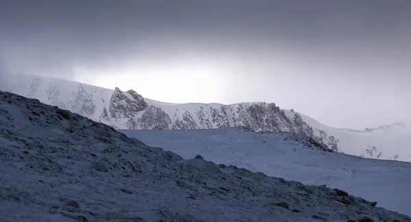 Crestas cubiertas de nieve rocosa — Foto de Stock