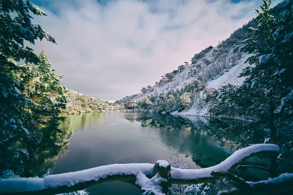 Egy hideg, havas Loch Uaine — Stock Fotó