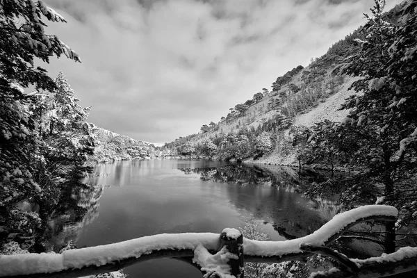 Un frío nevado Loch Uaine — Foto de Stock
