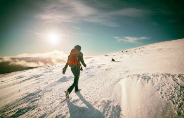İskoç dağlık bölgelerde yürüyüş bir uzun yürüyüşe çıkan kimse