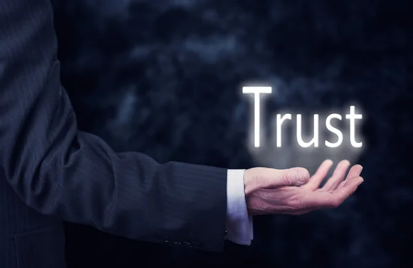 Uomo d'affari con iscrizione Trust — Foto Stock