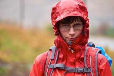 uzun yürüyüşe çıkan kimse ıslak gözlüklü