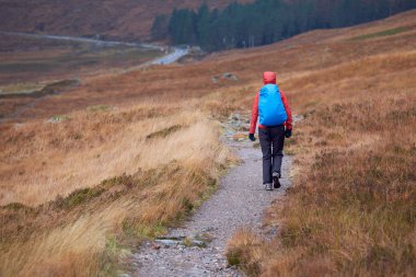 Glencoe izi boyunca yürüyüş uzun yürüyüşe çıkan kimse