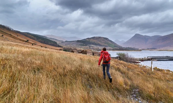 Caminhante caminhando ao longo Loch Etive — Fotografia de Stock