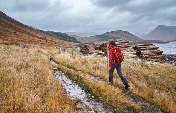 Turysta spacerując Loch Etive — Zdjęcie stockowe