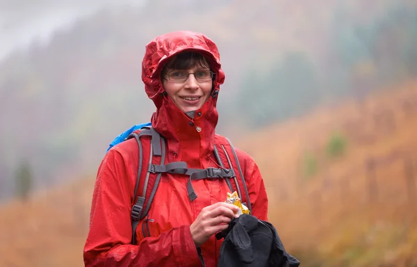 Hiker eating a snack — Stock Photo, Image