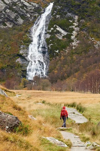 Vandrare vandring längs Loch Etive — Stockfoto