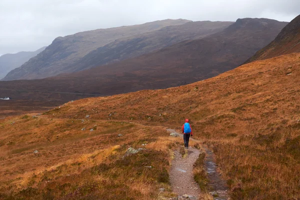 Hiker walking along the trail in Glencoe — Stock Photo, Image