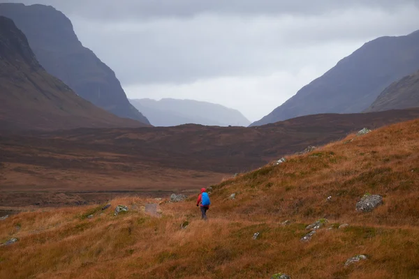 Turysta idąc wzdłuż szlaku w Glencoe — Zdjęcie stockowe