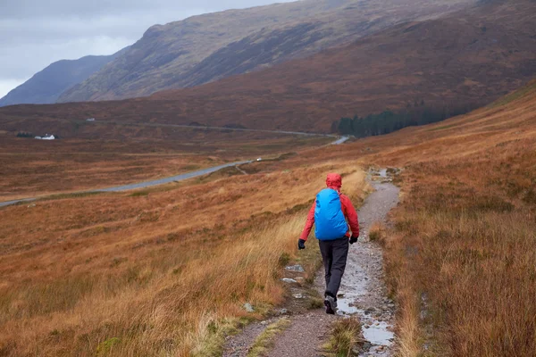 Vandrare vandring längs leden i Glencoe — Stockfoto