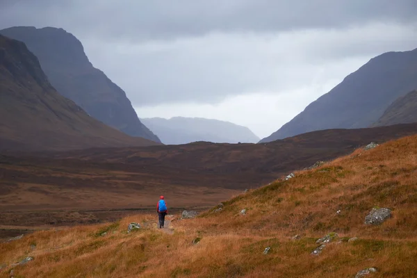 Hiker walking along the trail in Glencoe — Stock Photo, Image