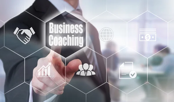 Affärsman att välja en Business Coaching-knappen — Stockfoto