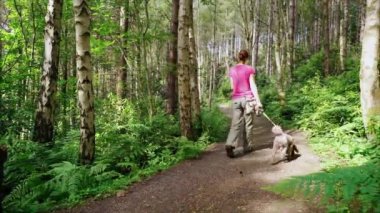Ormanda yürüyüş köpek kadın