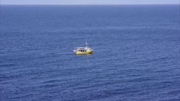 Fishing boat off the coast of Isle of Skye — Vídeos de Stock