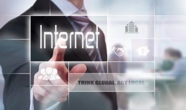 Internet düğmesine basarak işadamı