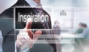 Bir ilham düğmesine basarak işadamı.