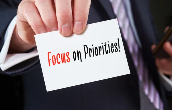 Foco em Prioridades inscritas no cartão — Fotografia de Stock