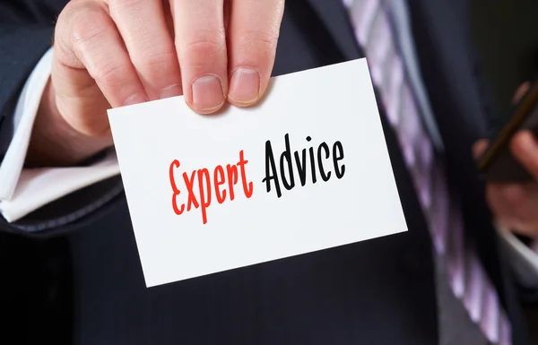 Empresario con tarjeta de visita de Expert Advice — Foto de Stock